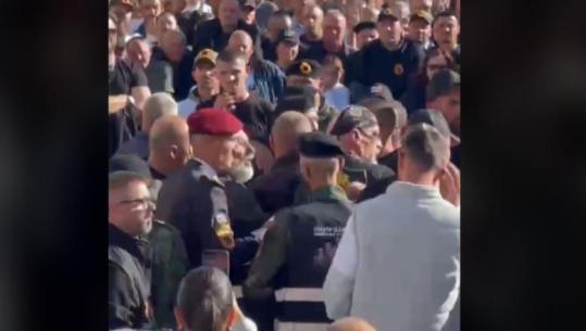 Protesta kundër vendimit të Hagës, tensione në Prishtinë! Ndërhyn Hysni Gucati për të qetësuar situatën