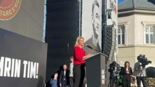 'Babai im nuk dha jetën që ne të heshtim', vajza e dëshmorit Lec Gradica mesazh nga protesta në Prishtinë: Drejtësia s'duhet të ketë standarde të dyfishta