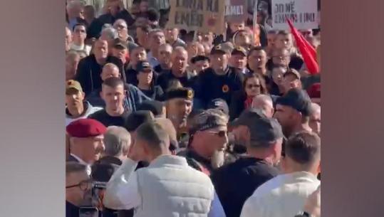 Protesta kundër vendimit të Hagës, tensione në Prishtinë! Ndërhyn Hysni Gucati për të qetësuar situatën