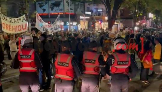 Po marshonin drejt Policisë së Tiranës, protestuesit përplasen me 'Shqiponjat' në rrugët e kryeqytetit