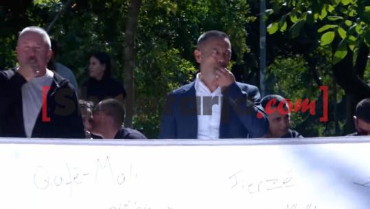Me bilbil në dorë, kryebashkiaku i Memaliajt përkrah banorëve para Kuvendit, kundërshton shkrirjen me Tepelenën