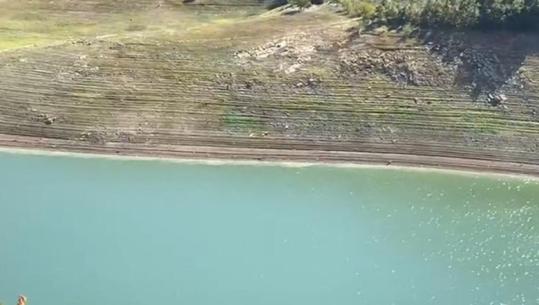 Bie sërish niveli i liqenit të Fierzës, zbret në 266.95 metra! Dy agregatë mbajnë në punë hidrocentralin (VIDEO)