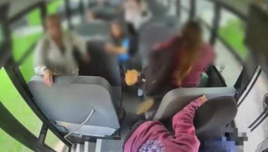 SHBA/ Momente paniku në autobusin e shkollës, shoferi humb ndjenjat! Nxënësja 15 vjeçare ndalon mjetin në sekondin e fundit dhe shmang tragjedinë