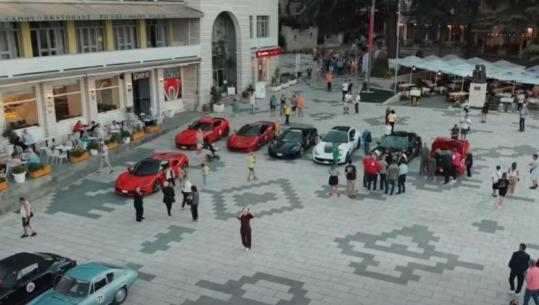 Makinat retro në rrugët e kalldrëmta të Gjirokastrës, turistët i presin nën tingujt e iso-polifonisë