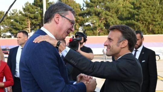 Kush i tregoi Vuçiçit se Hashim Thaçi do të dënohej rëndë? Avokati Misetiç ngre dyshime për presidentin francez: E dinte 6 ditë përpara