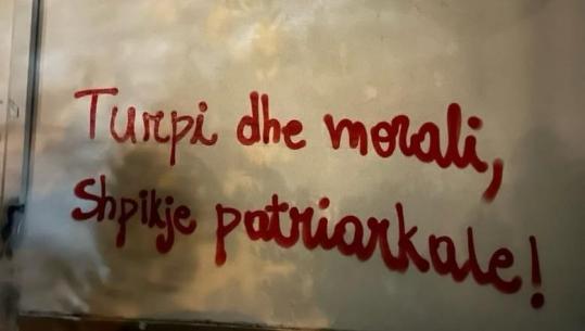 ‘Turpi dhe morali, shpikje patriarkale!’ Shkrime në mur për videot intime të artisteve, reagime në rrjet: Viktima të shkeljes së privatësisë dhe dinjitetit