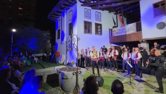 Mbi 150 vite histori e traditë, brezat bashkohen në ‘Ahengun shkodran’! Drita Tahja rrëfen dashurinë e prindërve përmes këngës 