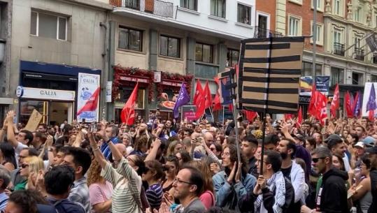 Kriza e strehimit në Spanjë/ Zjarrfikësit i bashkohen protestës për banesat në Madrid, turma i pret me duartrokitje