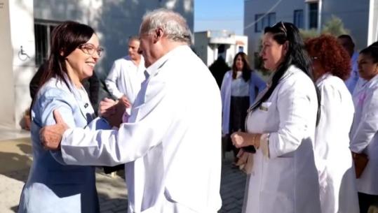 Tetori rozë/ Spahiu në Kavajë me mjekët: Depistimi për kancerin e gjirit të shtrihet gjatë gjithë vitit (VIDEO)