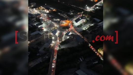 FOTO/ Trafik kilometrik në Elbasan, paralizohet qarkullimi drejt Tiranës!