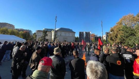 Protestuesit kalojnë natën para Kuvendit të Kosovës, kërkojnë votimin e ndryshimeve në Ligjin për Dhomat e Specializuara