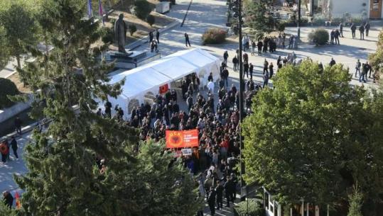 Dënimi i ish-krerëve të UÇK-së, nis seanca në Kuvendin e Kosovës për ndryshimin e ligjit për Dhomat e Specializuara! Qytetarët protestë para Parlamentit