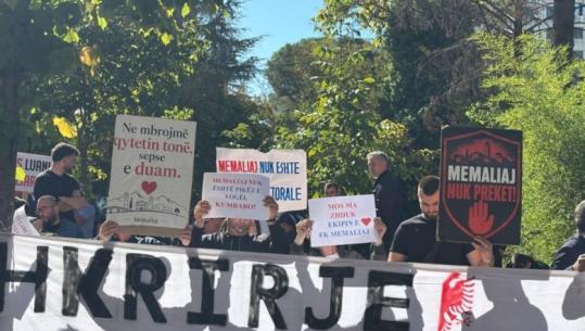 ‘Ligjet’ shqyrtojnë sot propozimin e PS për hartën e re territoriale, një grup protestuesish mblidhen para Kryesisë së Kuvendit: S’e shuani dot identitetin tonë! (VIDEO)