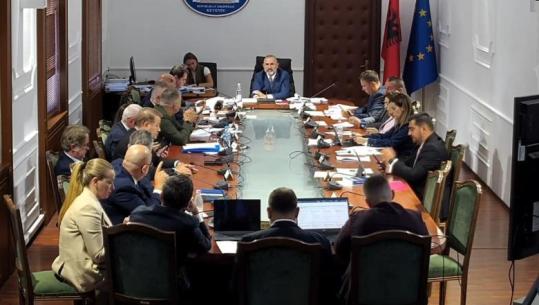 ‘Territorialja’ shqyrtohet në Komisionin e Ligjeve, përplasje mes mazhorancës e opozitës! Jashtë protestohet! Nëse miratohet, do të duhet të marrë ‘ok’ e Kuvendit të enjten