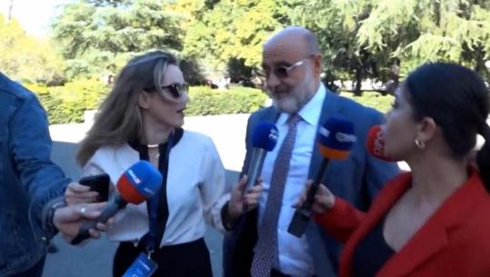 Kundër draftit të PS për territorialen, Vullnet Sinaj mbërrin në Kuvend, i shmanget pyetjeve të gazetarëve