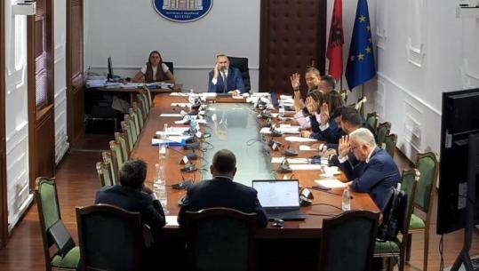 Mes debateve, 'Ligjet' miratojnë me 8 vota pro draftin e PS për hartën e re territoriale! Mazniku: S'ka largim të shërbimeve! Blushi: Jeni pengje, vendimi ka për t'ju përndjekur gjithë jetën