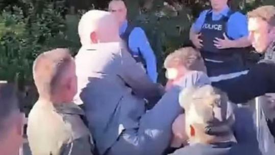 Tension para Kuvendit të Kosovës! Deputeti i VV tenton të bratisë seancën, protestuesit e hedhin nga gardhi: Nuk ikën pa votuar Specialen 