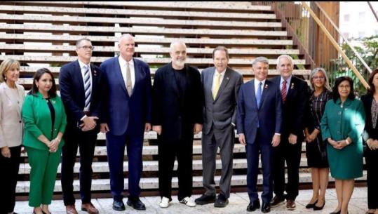 Takim ndryshe me delegacionin e Kongresit amerikan, Rama publikon fotot nga kopshti i Kryeministrisë