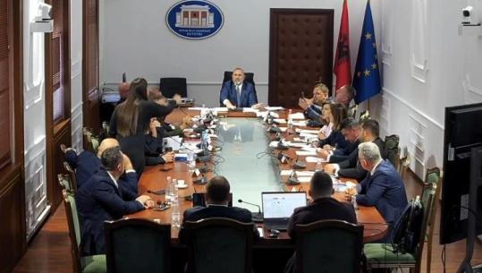 Deputetja e PD filmon me celular te ‘Ligjet’, Komici: 5 demokratë të qelbur! Çapja: Turp të kesh! Strazimiri: Kërko falje!