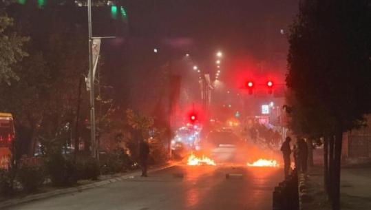 Tensionohet situata në Kosovë, kërkohet votimi përfundimtar i ligjit për Specialen! Përleshje me Policinë e gaz lotsjellës, arrestohet nipi i Hashim Thaçit