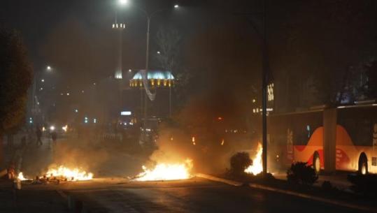 Kosovë/ Protesta për ndryshimin e Ligjit për Specialen, Policia gaz lotsjellës e topa uji kundër protestuesve, 12 të lënduar! Arrestohet nipi i Thaçit! PDK-AAK në shesh: E keni tepruar! (VIDEO ＋ FOTO)