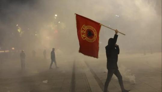Tensionet në protestën përpara Kuvendit në Kosovë, policia: Gjashtë efektivë të lënduar, tre protestues të shoqëruar