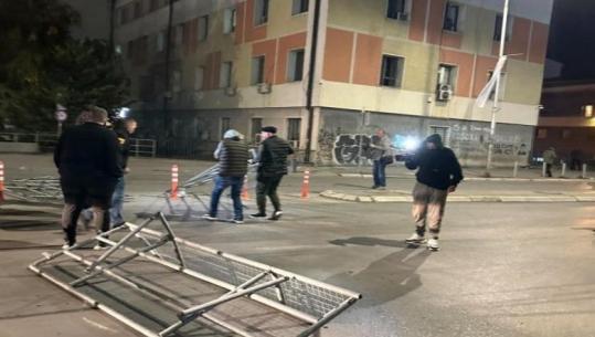 Kosovë/ Mbyllet protesta për Specialen! Qytetarët shpërndahen qetësisht, të martën rikthehen para Kuvendit në orën 09:00