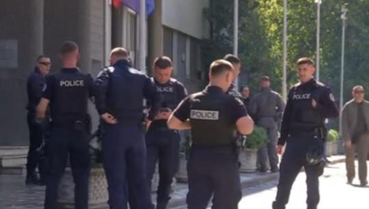 Kosovë/ Qytetarët nisin të mblidhen para Kuvendit për protestë, deputetët e PDK-së drejt sallës: Të votohet ligji për Specialen