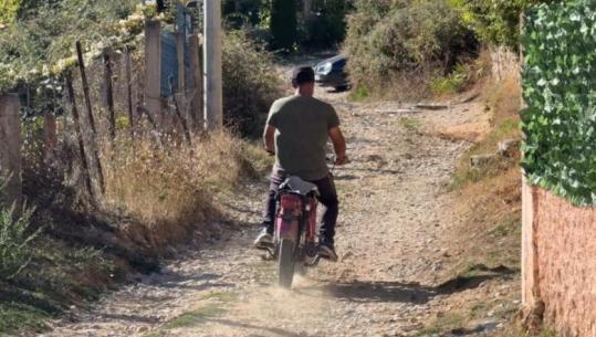 'Prej 30 vitesh s’është hedhur asnjë lopatë”, banorët e zonës së Kalasë në Pogradec dalin në protestë: Na ktheni taksat, rrugën e bëjmë vetë!