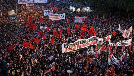 Spanjë/ Kriza e strehimit mijëra qytetarë protestojnë në Barcelonë, kërkojnë ulje të qirave për banesat! Përplasje edhe me policinë