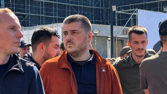 U arrestua dje gjatë përplasjeve në Prishtinë, nipi i Hashim Thaçit rikthehet sot në protestën për Specialen