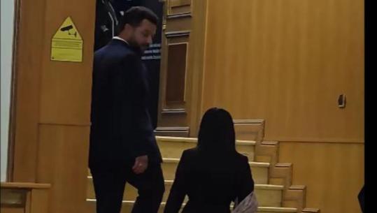 Kosovë/ Deputetët e Vetëvendosjes futen në Kuvend, Konjufca shkon tek Haxhiu! Jashtë vijon protesta për Specialen