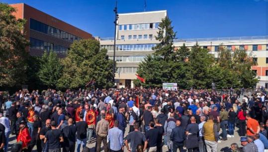 Afati për presidentin skadon sot, Kosova ende pa marrëveshje! PDK nuk tërhiqet nga Specialja, Kurti del para mediave në orën 15:00! Protesta vijon jashtë Kuvendit (VIDEO)