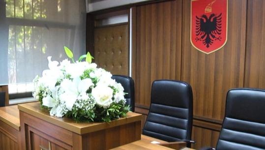 Një vit nga vrasja e gjyqtarit Kalaja, autori Elvis Shkambi dërgohet për gjykim, rrezikon deri në burg përjetë! Në gjyq edhe xhaxhai dhe roja i Gjykatës
