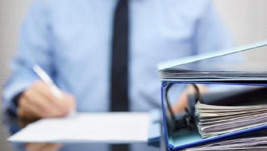 ‘Specifikime që përjashtojnë konkurrencën’, lum ankesash ndaj garave të Operatorit të Blerjeve të Përqendruara, dhjetëra milionë euro të bllokuar në KPP