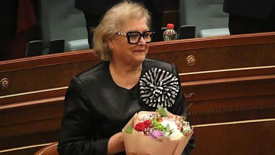 Kosovë/ Merr fund kriza politike, Justina Shiroka Pula zgjidhet Presidente me 81 vota: Do punoj për unitetin e vendit! Kuvendi miraton edhe ndryshimet në ligjin për Gjykatën Speciale