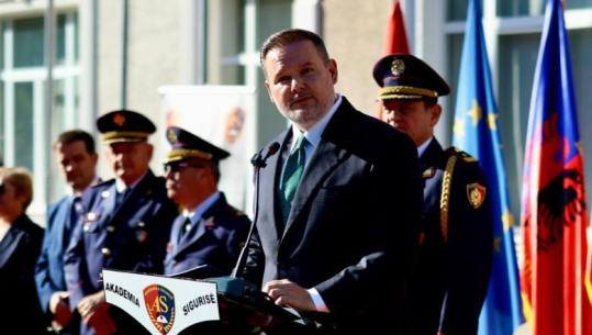 Ceremonia e nisjes së studimeve bachelor ‘Siguria dhe Hetimi’, Demo: Uniforma e shtetit është përgjegjësi, jo privilegj