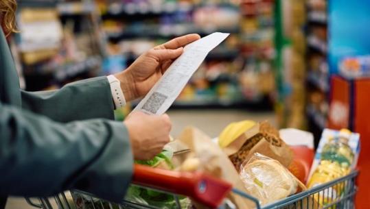 Çmimet e ushqimeve po ‘godasin’ familjet, u marrin gati 40% të buxhetit! Më pak shpenzime për shëndetin e arsimin