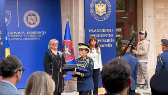 Justina Shiroka Pula inaugurohet si presidente e shtatë e Kosovës, Albulena Haxhiu i dorëzon detyrën në një ceremoni zyrtare