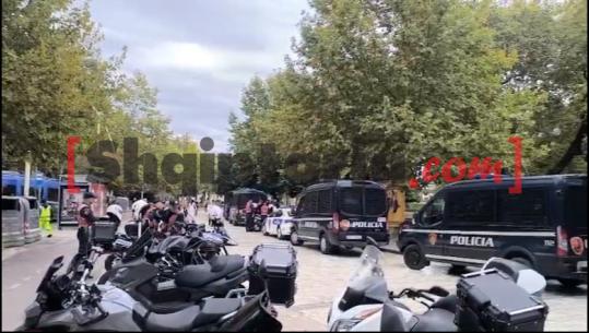 Protesta para Kuvendit, policia bllokon hyrjen, në gatishmëri edhe autoboti