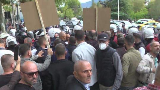 Sali Lushaj në krye të protestuesve të PD, përplaset me policinë