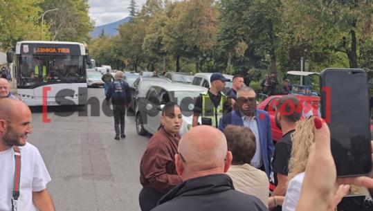 Protestuesit bllokojnë rrugën, përplasen me drejtuesit e mjeteve