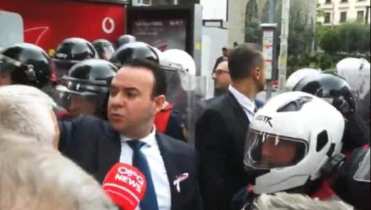 Balliu i kërkon policisë t’u lirojë rrugën protestuesve, thirrje nga turma: O serb, ke mësuar shqip? Arrestoni kriminelin
