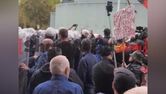 Situatë e tensionuar te flamingot, policia hedh spray me piper! Lëndohet një protestues