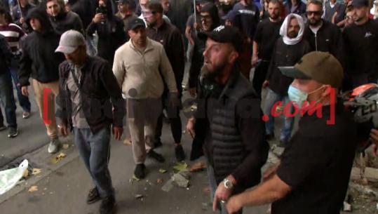 Protestuesi shkul pllakat në rrugë, i përplas në asfalt për t’i thyer