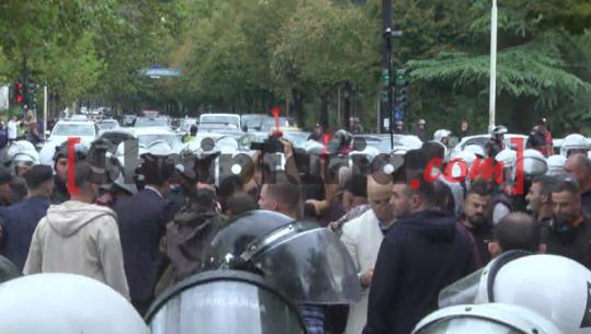 Protestuesit e PD tentojnë të kalojnë kordonin, policia u hedh spray me piper