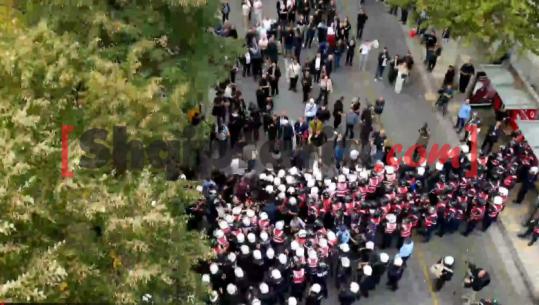 Proteta e djeshme para Kuvendit, 1 protestues i arrestuar! Goditi efektivin e policisë
