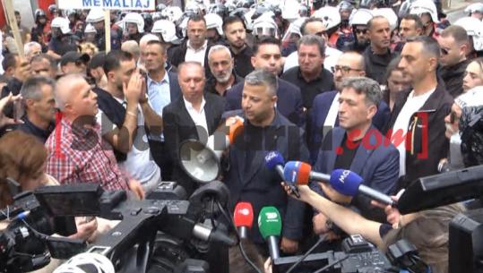‘Territorialja’, kryebashkiaku i Memaliajt thirrje nga protesta: Deputetët të mos votojnë reformën shpopulluese