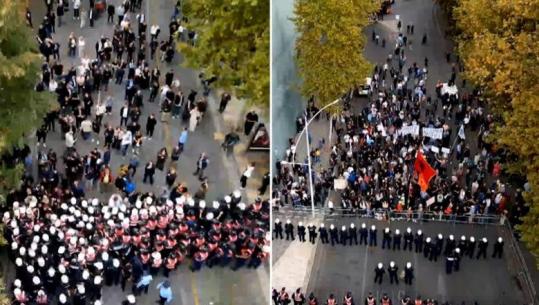 Protesta kombëtare e PD mbledh 100 veta, Sali Lushaj udhëheq përplasjet me efektivët! Flamingot sulmojnë me vezë e flakadanë, policia hedh spray me piper