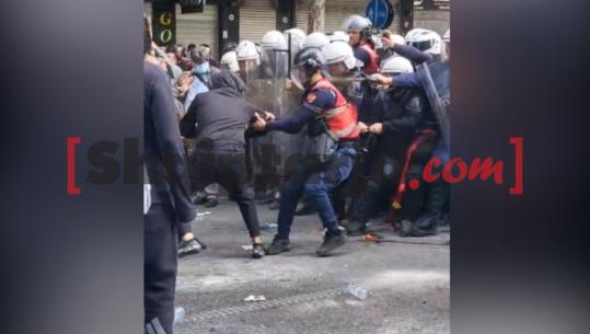 Incident i rëndë në protestë, policët tërheqin mes tyre një protestues, një efektiv e dhunon